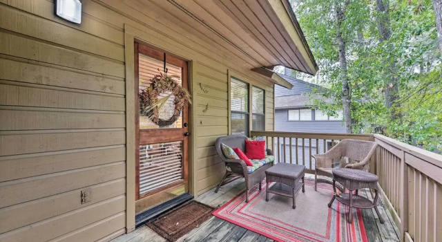 Апартаменты Cozy Woodlands Townhome w/ Deck Near Market Street
