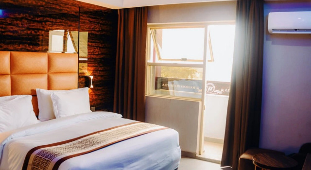 Executive- dobbelt værelse med altan med udsigt over poolen Waldorf Blu Hotels