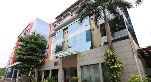 OYO 623 Hotel Suncity Premiere, Varaa Hotelli Hotellit New Delhi uima-altaalla, Uima-allas