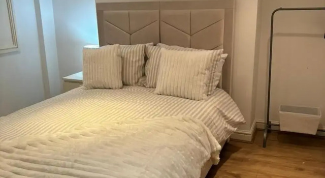 4br-sleeps10-garden-freeparking