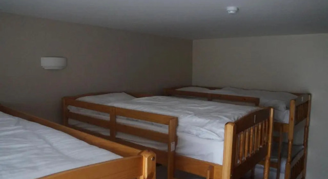 Кровать в общем номере (мужской номер) The Lough & Quay Accommodation