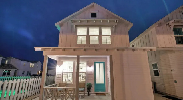 2 Homes in Old Town by Avantstay Sleeps 19, Pool, Newly Built Walk to Eats, Music, & More, Boek Vakantiehuis Port Aransas 