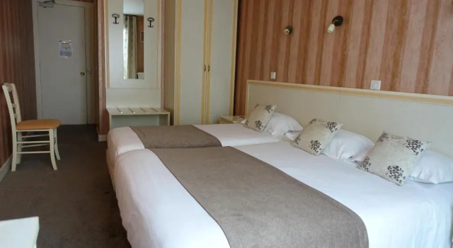 Трёхместный номер Standard Logis Hôtel Emeraude