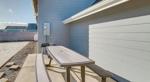 Коттедж Ocean Shores Getaway w/ Fireplace & Hot Tub!
