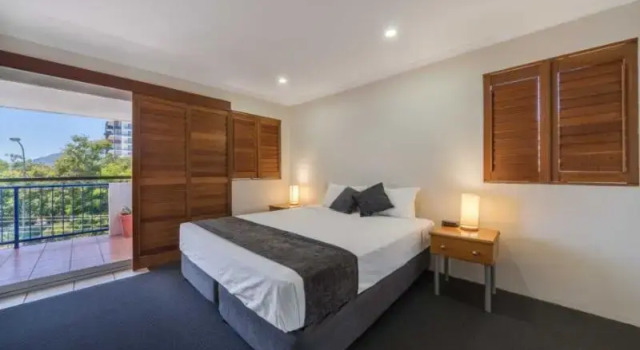 Апартаменты Deluxe Cosmopolitan Motel & Serviced Apartments