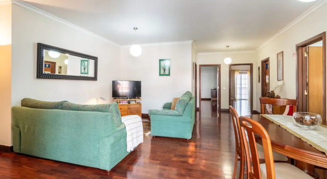 Feels Like Home Funchal Spacious Apartment with Balcony, Rezerwuj Apartament Hotele w Funchal z parkingiem, Parking