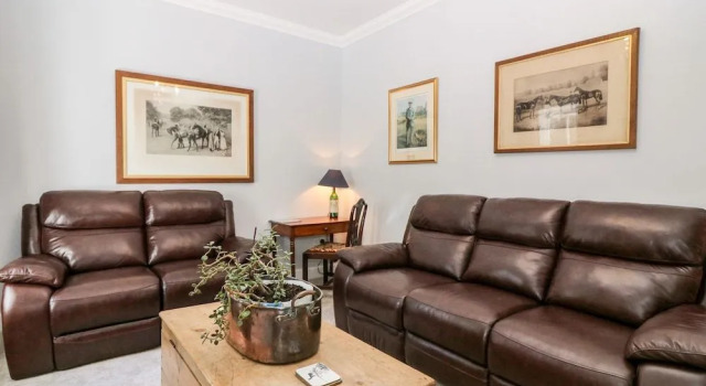 Courtyard Cottage, Забронировать Дом для отпуска Отели Ангус с парковкой, Парковка
