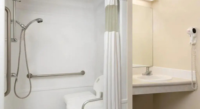 Номер Standard Days Inn by Wyndham Steinbach
