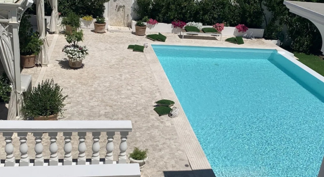 Люкс с балконом и с видом на бассейн White House Luxury Hospitality