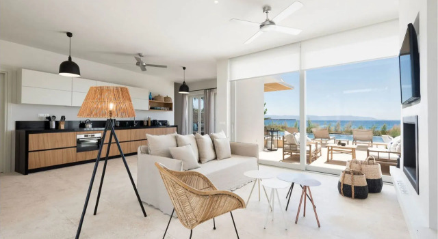 Кровать в общем номере Luxury Key Paros