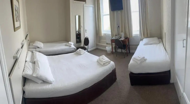 Четырёхместный номер Standard Clarence House Hotel