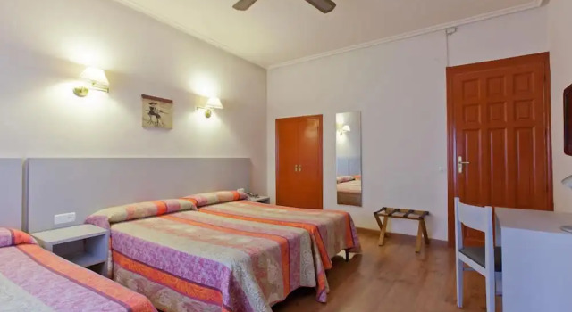 Трёхместный номер Standard Hostal Andorra