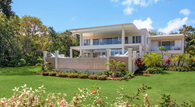 Contemporary 6BR Villa Sea Views Infinity Pool Resort Access, Забронировать Курортный отель Отели Монтего-Бэй с парковкой, Парковка