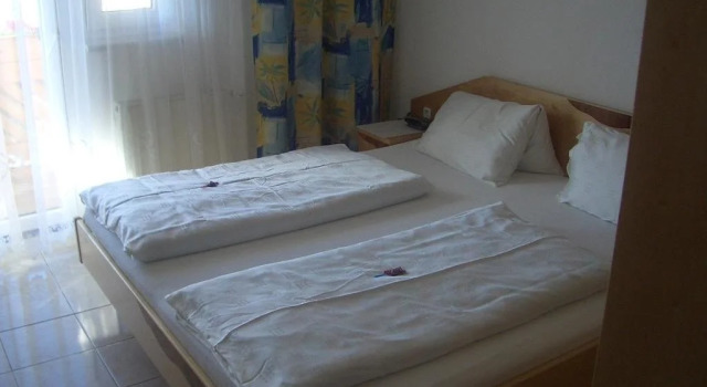 Gästehaus und Weinbau Zur Wiederkehr Strudler, Book Hotel Podersdorf am See 