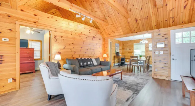 7 Mi to Nubs Nob: Lakefront Abode w/ Fire Pit!, จอง บ้านพักตากอากาศ Conway. สหรัฐอเมริกา
