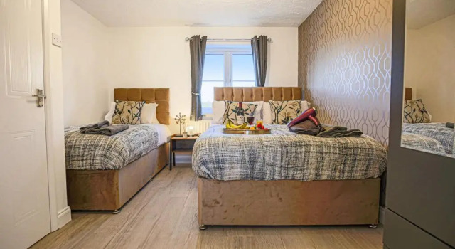 3 BED HOUSE near Bicester village up to 8 people by Platinum Key Properties