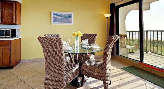 5570 Gulf Blvd Condo Unit 201 - 2 Br condo by RedAwning, Buchen Sie Ferienwohnung Hotels in Padre Island mit Pool, Schwimmbad