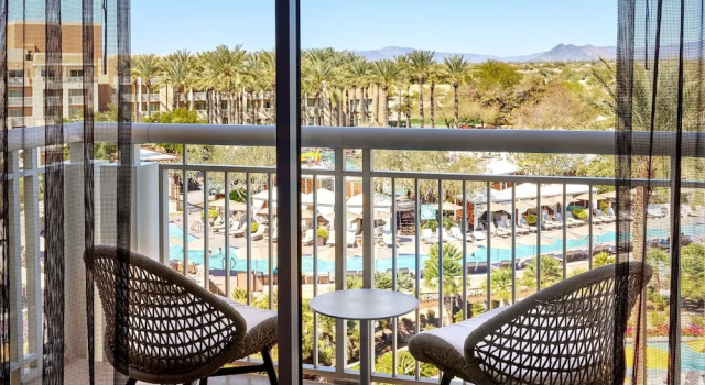 Четырёхместный номер Standard с видом на бассейн JW Marriott Phoenix Desert Ridge Resort & Spa