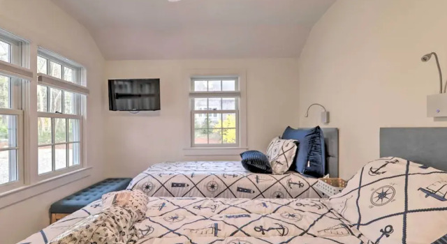 Cape Cod Cottage w/ Fire Pit - Walk to Beach!, Buchen Sie Ferienhaus Brewster Cape Cod