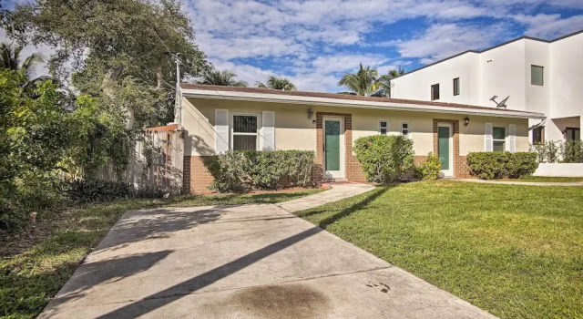 Ft. Lauderdale Townhome on Canal - 3 Mi. to Beach!
