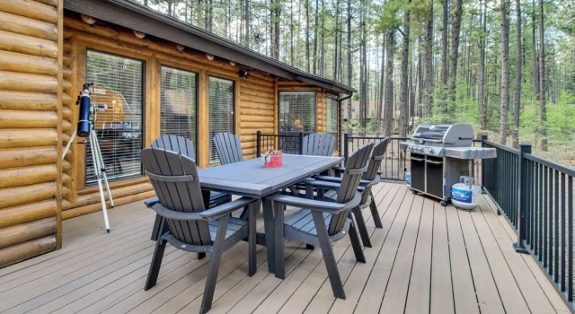 Коттедж Near Fishing & Hiking: Pinetop Log Cabin w/ Deck!