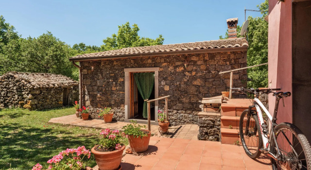Hill-View Villa in Maletto with Garden, Book Villa Maletto Etna