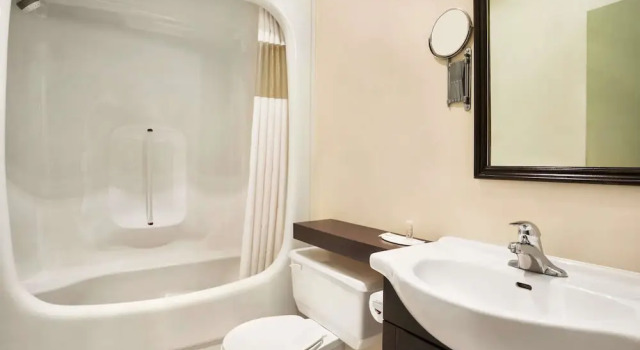 Номер Deluxe Days Inn by Wyndham Ste. Helene-de-Bagot