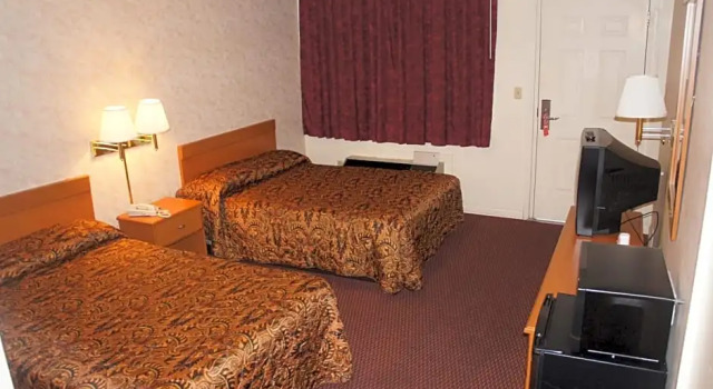 Четырёхместный номер Standard Red Carpet Inn Albany