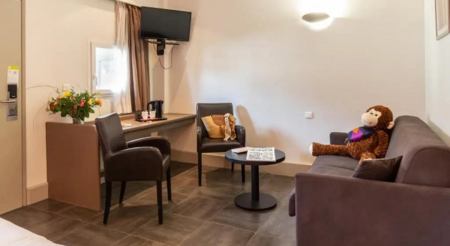 Четырёхместный номер Standard Hôtel Grand Confort Le Moulin Rouge