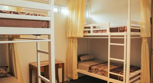 Pat în dormitor (dormitor pentru bărbați) Rion Hostel Bogor