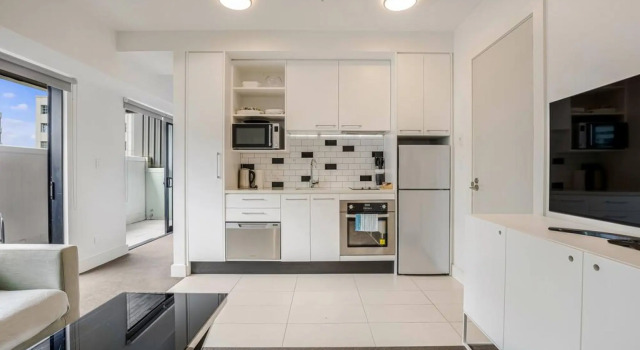 Bright & modern Auckland CBD apartment