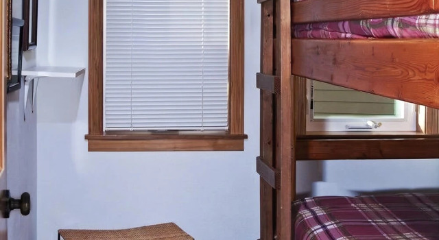 Sheltering Pines 4 Br cottage by RedAwning, Prenota Casa vacanze Hotel a Oregon con parcheggio, Parcheggio