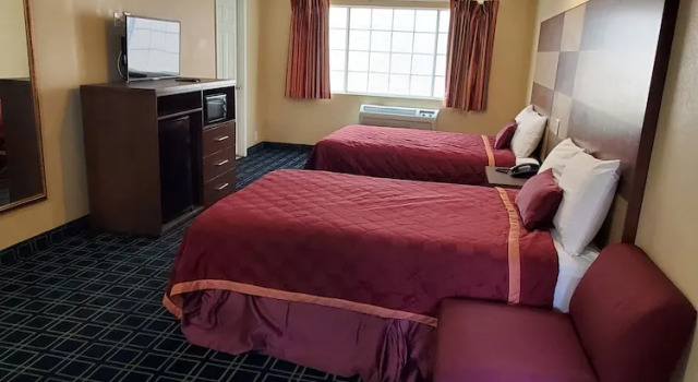 Номер Economy Delmonico Inn & Suites