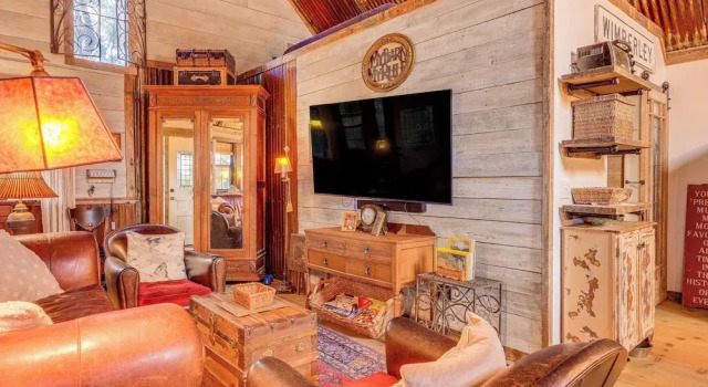 Pet-friendly Wimberley Cabin w/ Fire Pit & Hot Tub, Забронировать Дом для отпуска Отели Уимберли с парковкой, Парковка