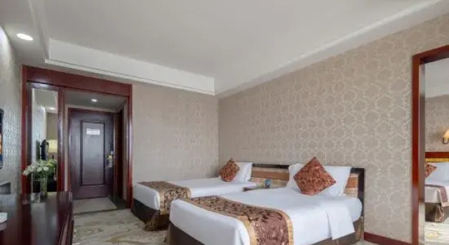 Кровать в общем номере Shenyang Commercial Plaza Co., Ltd. Ming Wah Wah Hotel