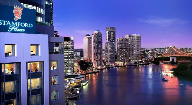 Кровать в общем номере с видом на реку Stamford Plaza Brisbane