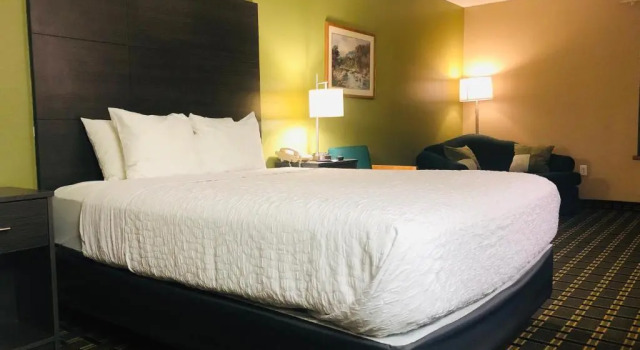 Номер Standard AmericInn by Wyndham Columbus Wisconsin