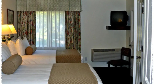 Четырёхместный номер Standard Ashland Hills Hotel & Suites