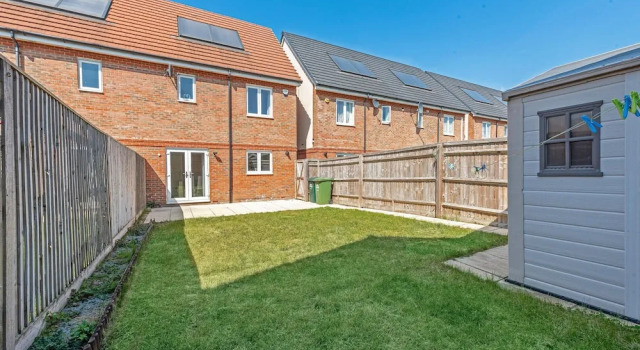 London Heathrow Living Serviced House 4 Bedrooms, 2.5 Bathrooms Up to 9 Beds