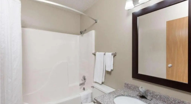 Четырёхместный номер Standard Super 8 by Wyndham Manhattan KS