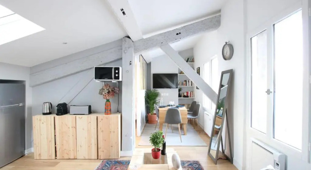 Апартаменты Comfy Attic Apartment Near Grand Théâtre