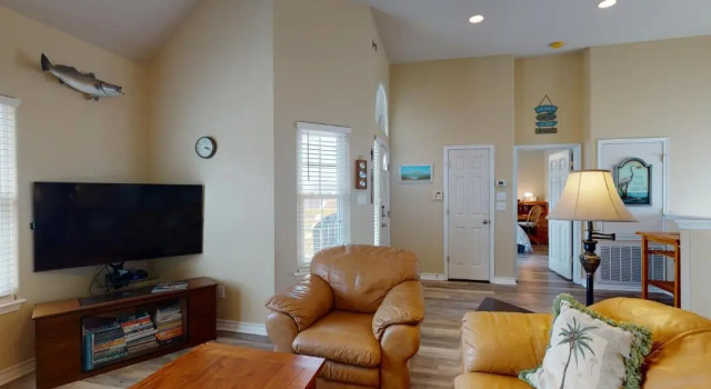FH4 Charming 3 Bedroom Condo, Near Beach, Shared Pool