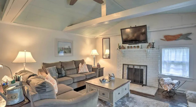Coastal, Walkable Home in Historic Southport!, Забронировать Дом для отпуска Саутпорт Северная Каролина, рядом с The Clubs at St. James