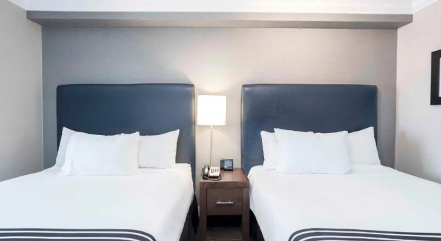 Четырёхместный номер Standard Sandman Signature Prince George Hotel