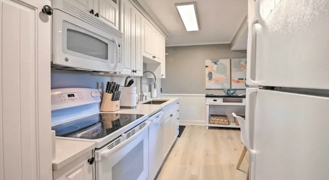 Summerhouse Villas Condo With Resort Amenities!, Varaa Lomakeskus Hotellit North Litchfield Beach uima-altaalla, Uima-allas