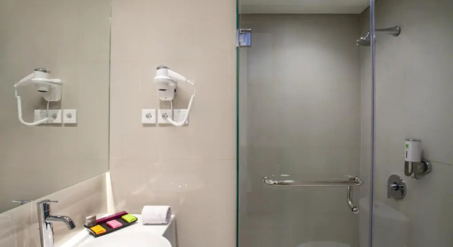 Standard Doppel Zimmer mit Balkon ibis Styles Cikarang