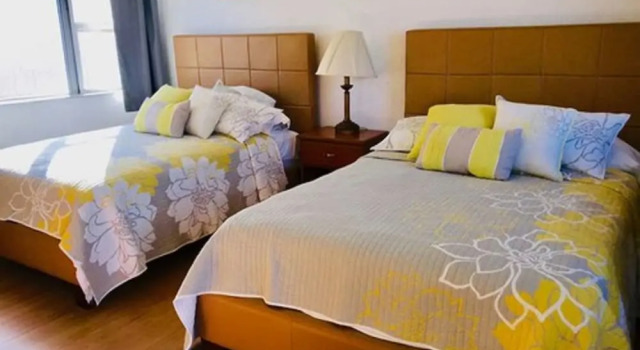 Четырёхместный номер Standard с балконом Ebb Tide Resort