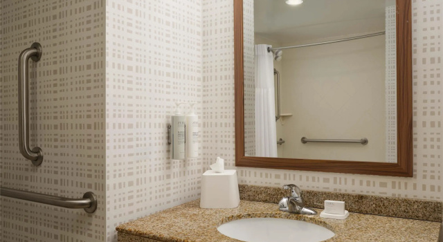 Четырёхместный номер Standard Hampton Inn Thomson