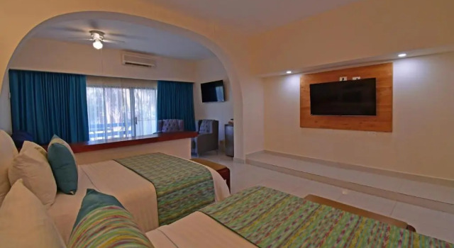 Полулюкс The Westmarine Waterfront Hotel