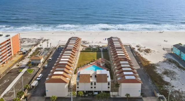 Вилла Gulfside Townhome 32 Beachfront Townhouse w Pool